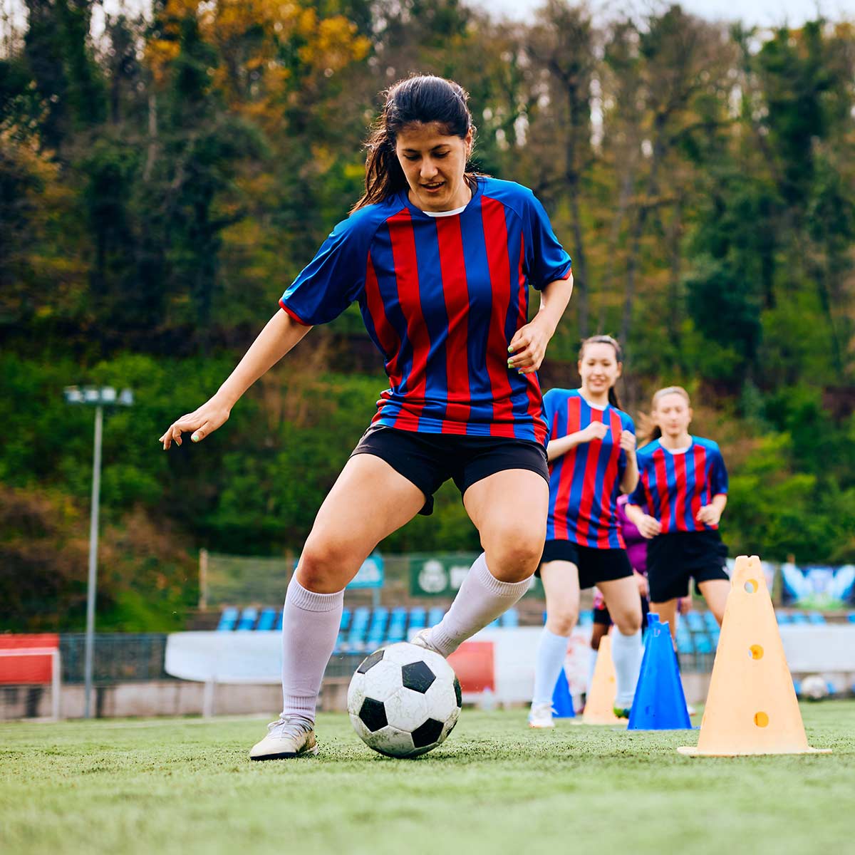 Flicka som spelar fotboll